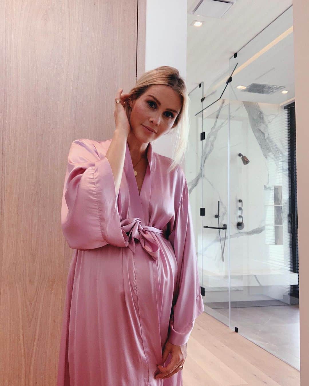 クレア・ホルトのインスタグラム：「I did my hair and makeup today and didn’t look like Shrek for once which was cool. How you all doing??」