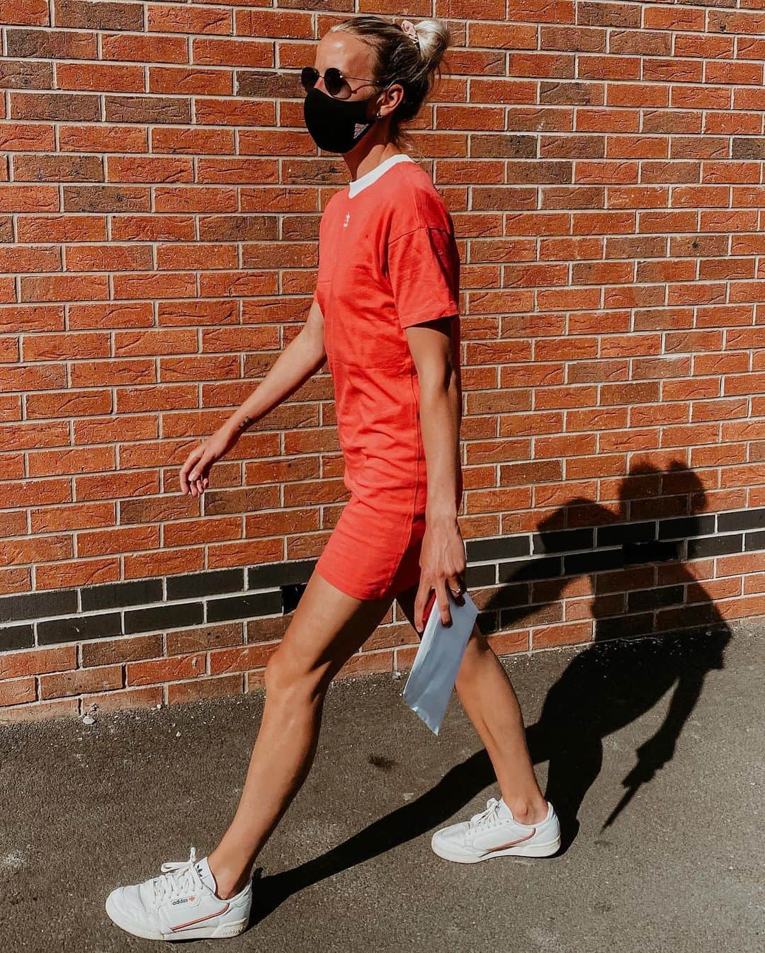 リンジー・シャープのインスタグラム：「The new normal. @adidas 🙌🏼」
