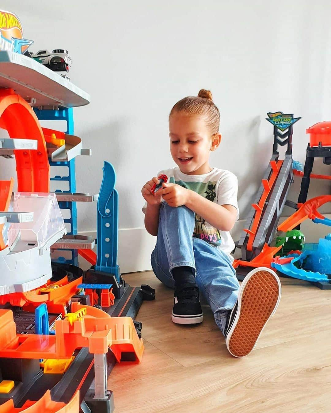 Hot Wheelsさんのインスタグラム写真 - (Hot WheelsInstagram)「Playtime Rules #0519: There's no such thing as too many tracks. 🚗 (📸: @littletycho) #KeepPlaying」5月27日 1時09分 - hotwheelsofficial