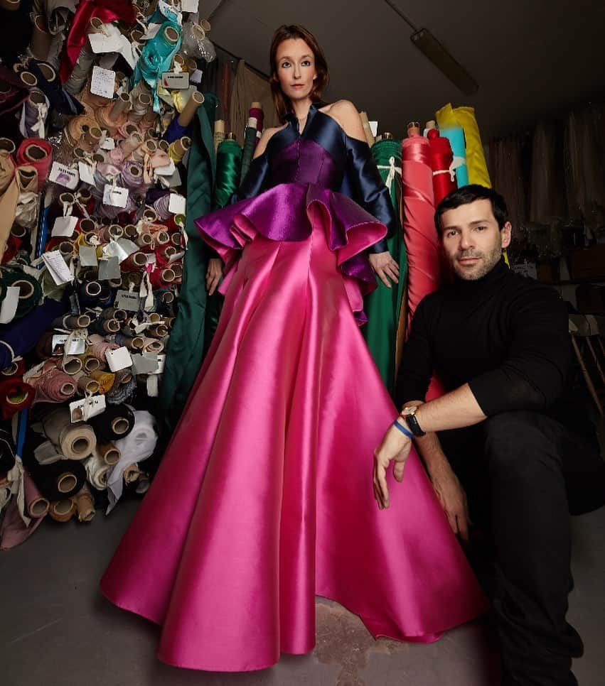 アレクシマビーユのインスタグラム：「Friends fitting shot in my Haute Couture atelier with adorable @audreymarnay & me @alexismabille picture @julietrannoy #alexismabille #audreymarnay #eveninggown #fitting #ateliertime #friendship #parisianstyle #fluocolors #colors #hotpink #purple #coroladress #shades #throwback #bespoke」