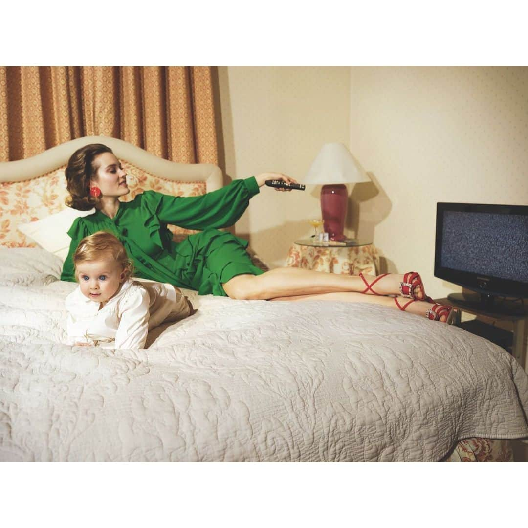 モニカ・ヤガチャクのインスタグラム：「With my 6 month old 🐰 #DzienMatki @vogue.polska」