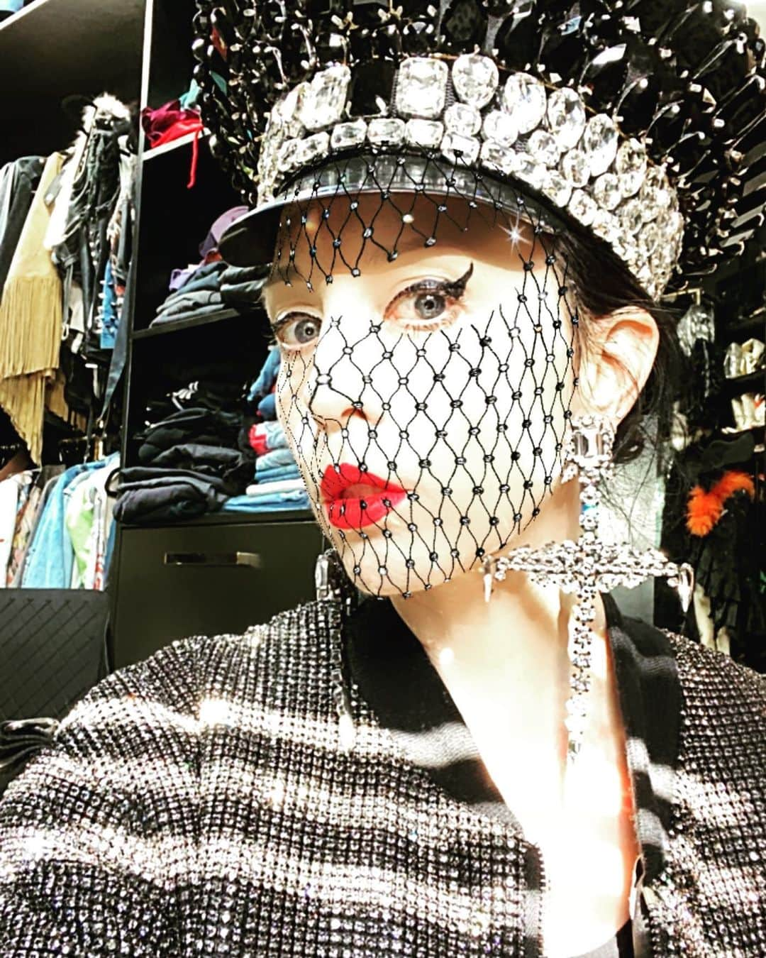 B. Akerlundさんのインスタグラム写真 - (B. AkerlundInstagram)「IG LIVE takeover #inthecloset today @theresidencyexperience 10 am PST with @nikita_karizma try their very cool IG filters ✌🏻💋 #theresidencyexperience」5月27日 1時18分 - bcompleted