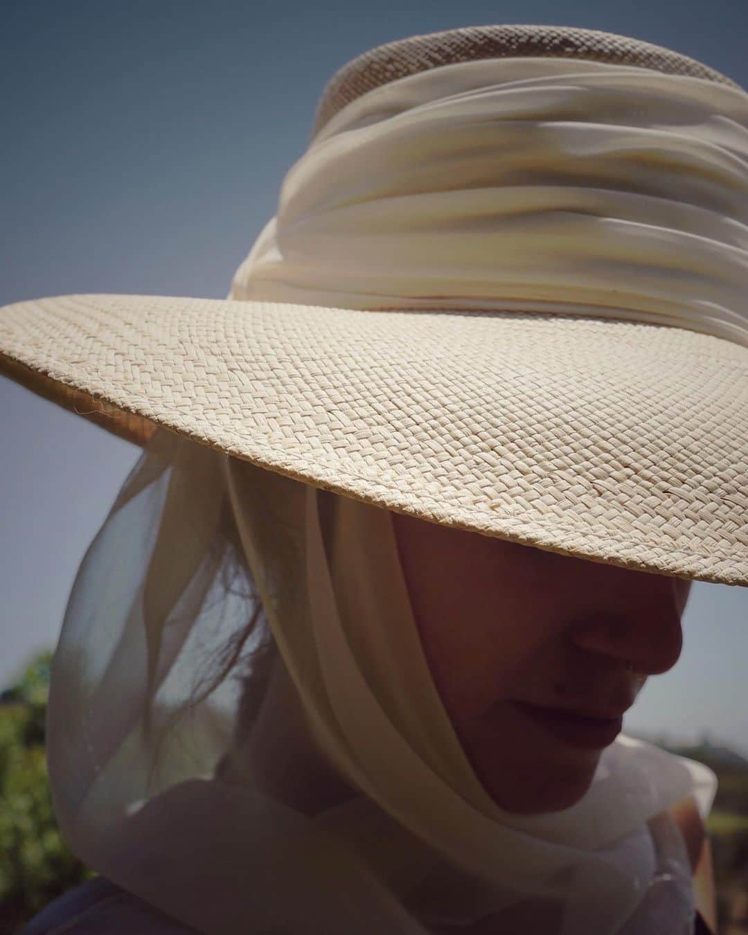 ニッキー・リードさんのインスタグラム写真 - (ニッキー・リードInstagram)「Grandma’s hat. Trends do come back around :) Used / vintage / family heirlooms = the most sustainable fashion 🌱🌎」5月27日 1時18分 - nikkireed