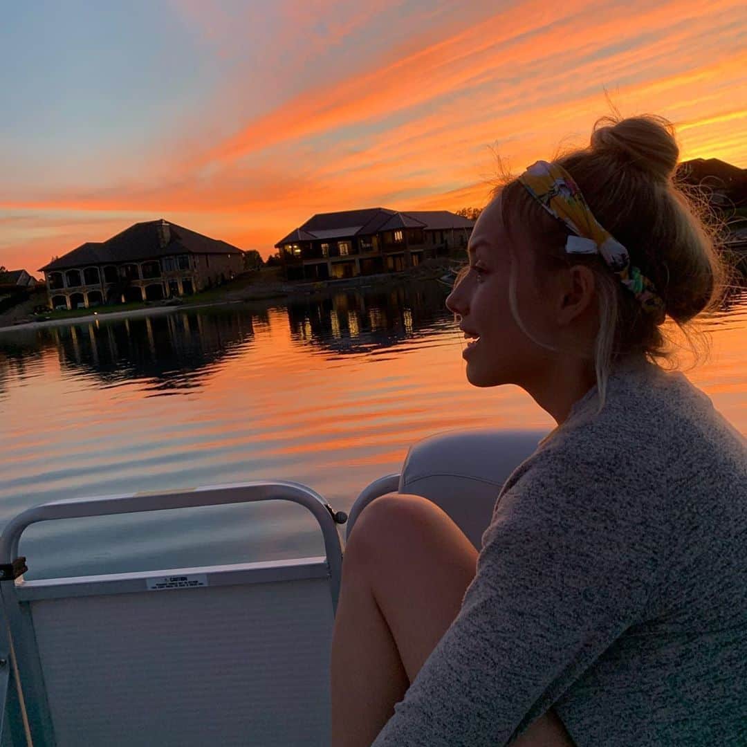 グレイシー・ドジーニーのインスタグラム：「summer sunsets in Ohio are something else 🧡」