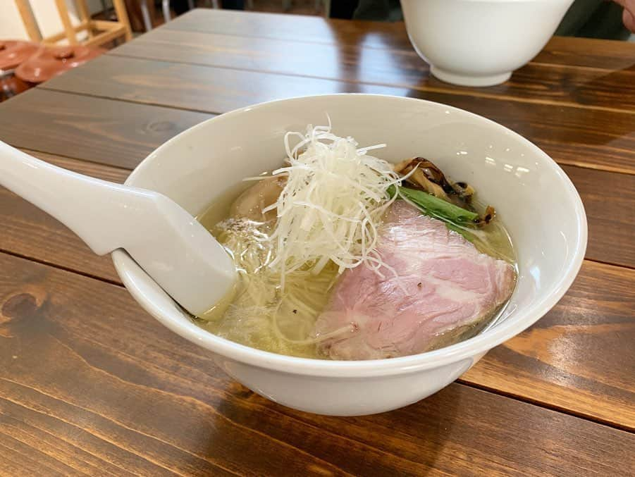 荒木麻里子さんのインスタグラム写真 - (荒木麻里子Instagram)「久しぶりすぎる外食はラーメン🍜 子供達も幼稚園が始まり、ラーメン大好き夫と共にオープンと同時に行って混む前に帰宅👋🏻 見た目も美しい澄んだスープが感動ものでした🥺 静岡で好きなラーメン屋さん上位にランクイン😚💕 . . . #ラーメン大好き夫婦  #ラーメン屋巡り  #塩ラーメン  #ラーメン好きな人と繋がりたい  #静岡ラーメン巡り  #静岡ラーメン  #ラーメン静岡  #ラーメン屋静岡 #静岡ラーメン屋  #麺処清水  #ラーメン女子  #ラーメン女子部  #ラーメン女子と繋がりたい  #ramen #ramennoodles #ramenlover」5月27日 1時21分 - marilyn198612