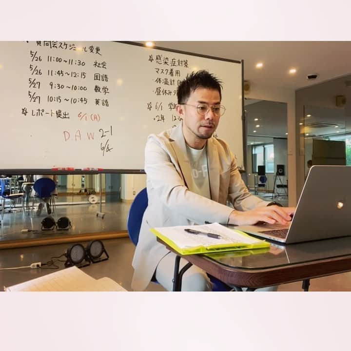 SONNYのインスタグラム：「9:30 am 2年2組  ZOOM ロングホームルーム 🏫📡 . 午前の勉強: ZOOM。 午後のレッスン:インスタLive。 学校のカリキュラム全てONLINEで実施中。 . @vaweikohhighschool  #vaw栄光ハイスクール  #highschoolteacher」