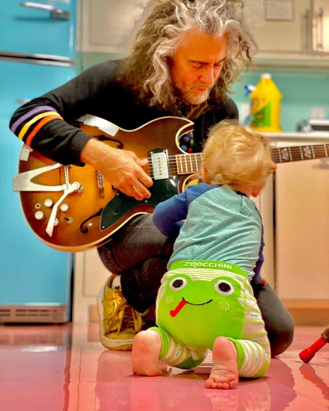 ウェイン・コインさんのインスタグラム写真 - (ウェイン・コインInstagram)「... lil frog butt Baby Bloom helping daddy figure out those chords... #myfamilyfirstmymusicsecondiamthird」5月27日 1時36分 - waynecoyne5