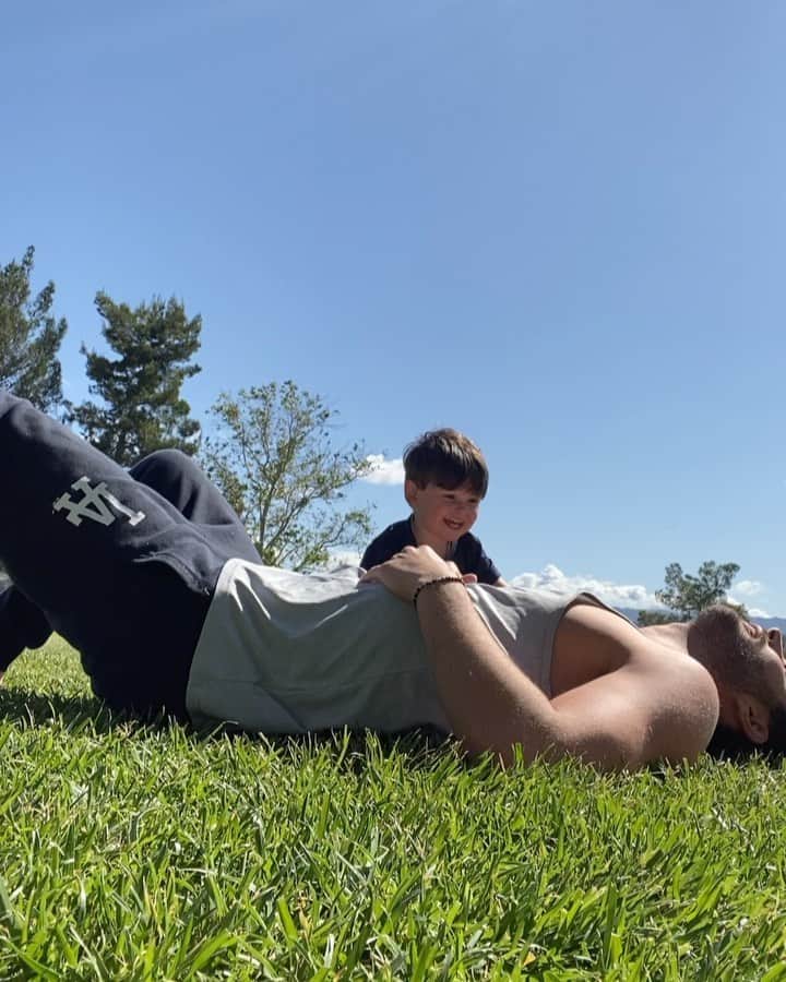 ニック・ベイトマンのインスタグラム：「My favorite way to start the day 🌞」