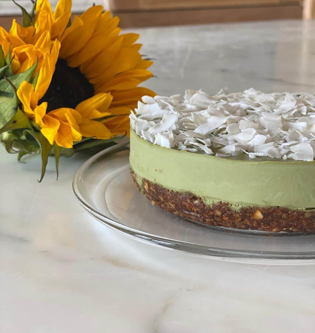 ヴィタ・シドルキナのインスタグラム：「Matcha cake #6 that I’m doing during  this never ending quarantine! 🍰 If you didn’t try to make this delicious raw vegan Matcha Green tea cake yet! I highly recommend to try! You can find recipe on my IGTV.💚 #rawveganrecipes #rawvegancake」