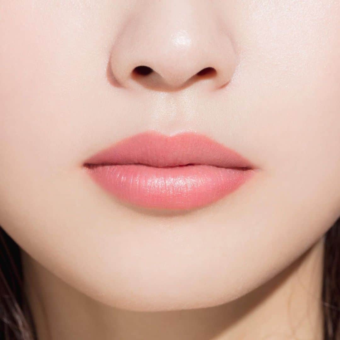 fujikootonatint【公式】 さんのインスタグラム写真 - (fujikootonatint【公式】 Instagram)「最旬を、一瞬で。﻿ 自分にときめく「今っぽさ。」﻿ ﻿ モテも、オシャレも、可愛いも。﻿ 旬質感で欲張りに♡♡♡﻿ ﻿ ➡︎swipe﻿ モデルメイク使用色﻿ ・ミニエアリーディップパウダー﻿ 　02 可憐PINK﻿ ・ミニウォータリールージュ﻿ 　08 TOKYO PINK﻿ ﻿ ¥1,100（＋tax）﻿ 5月30日発売﻿ ﻿ ﻿ ﻿ #フジコminiシリーズ﻿ #ミニエアリーディップパウダー﻿ #ミニウォータリールージュ﻿ #新作コスメ﻿ #プチプラコスメ﻿ #アイシャドウ#リップ#💄💋✨」5月27日 1時46分 - fujiko_brand