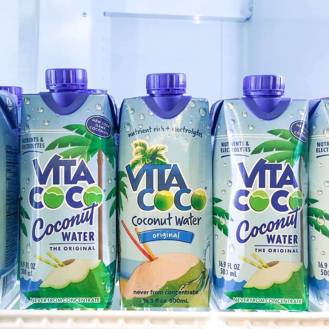 Vita Coco Coconut Waterのインスタグラム：「The middle guy didn't get the memo.. we said wear your *NEW* suit.  #transformationtuesday」