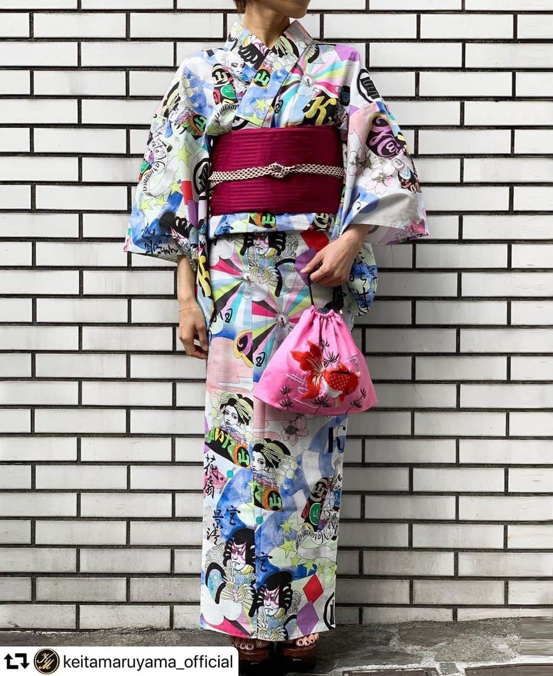 丸山敬太さんのインスタグラム写真 - (丸山敬太Instagram)「#repost @keitamaruyama_official ・・・ ﻿ —NEWS— ﻿ 〈KEITA MARUYAMA YUKATA〉﻿ ﻿ KEITA MARUYAMAオンラインストアにて﻿ 浴衣販売START！﻿ ﻿ 日本を代表するイラストレーター・宇野亜喜良氏と﻿ コラボレーションした2017年春夏コレクションのテキスタイル。﻿ 歌舞伎を描写された人物とカラフルな配色が幻想的。﻿ ﻿ シルク素材のオリエンタルムード漂う優雅な金魚の刺繍巾着もコーディネートにぴったりです。﻿ ﻿ ﻿ ✔︎KABUKIレディース浴衣﻿ ¥43,000+tax﻿ (multi)﻿ ﻿ ✔︎金魚刺繍 巾着﻿ ¥25,000+tax﻿ (pink)﻿ ﻿ (帯は参考商品となります)﻿ ﻿ 詳細はオンラインストアにてご覧下さいませ。﻿ 🛒https://store-keitamaruyama.com/pc/﻿ ➡︎ @keitamaruyama_official ﻿ ﻿ #keitamaruyama﻿ #stayhome ﻿ #おうち時間﻿ #浴衣﻿ #宇野亜喜良﻿ #うちわ﻿ #下駄﻿ #巾着﻿ #summer﻿ #coordinate」5月27日 1時52分 - keitamaruyama