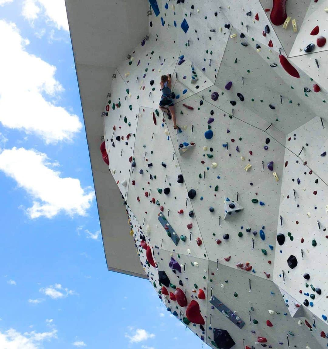 ハンナ・シューベルトさんのインスタグラム写真 - (ハンナ・シューベルトInstagram)「Finally back training on this wall @kletterzentruminnsbruck 🥰🎉👏 #psyched . . 📷: @becca_frangos or @roxy_perry (?) waaay back in 2017 when we had a great time training for the upcoming worldcups together 😌❤️」5月27日 2時05分 - schuberthannah