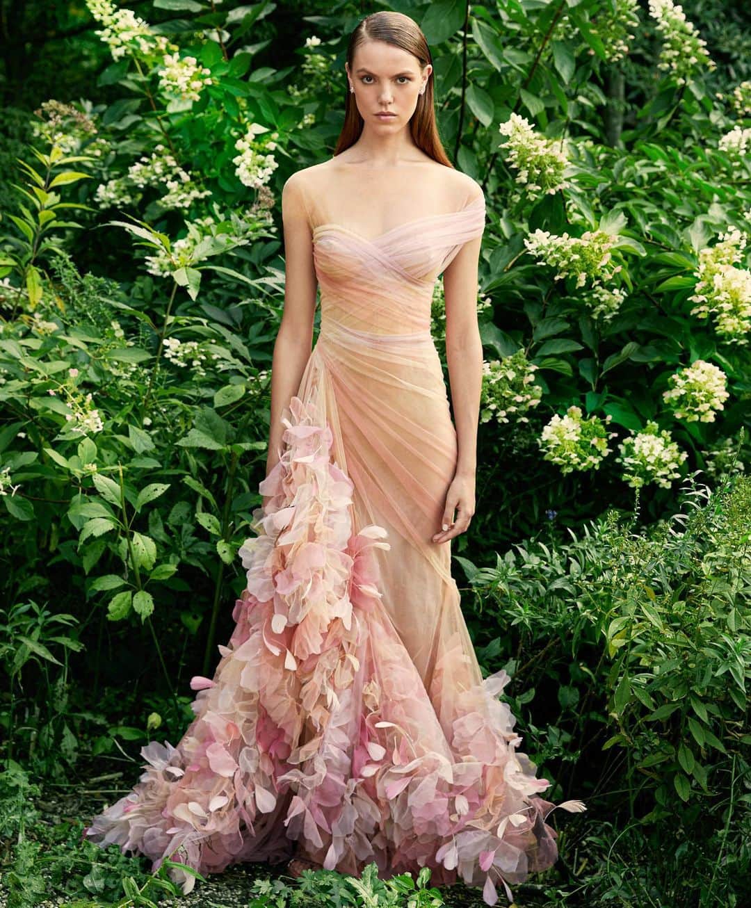 のインスタグラム：「Dramatic draping. Shop the Spring 2020 Marchesa collection now at a Marchesa.com. #marchesa #ss20marchess」