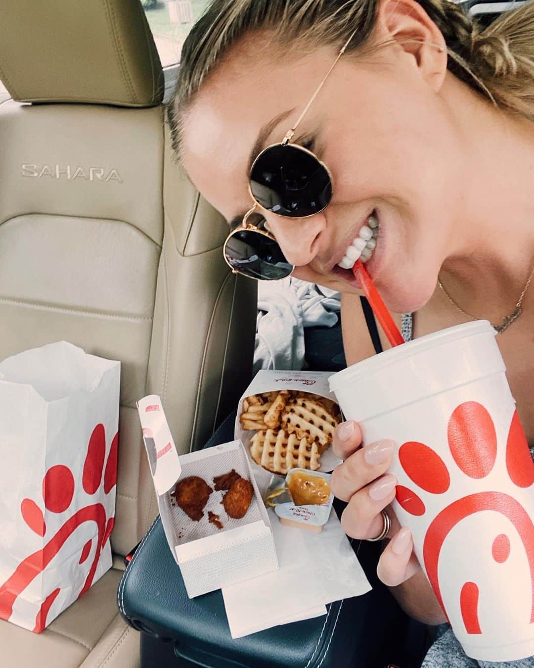 Kelsea Balleriniのインスタグラム：「have I been taking myself on a weekly date to the @chickfila drive thru? yes. It’s my highlight of 2020. 🍟🥤🍗 ( WHY ISNT THERE A NUG EMOJI?!?)」