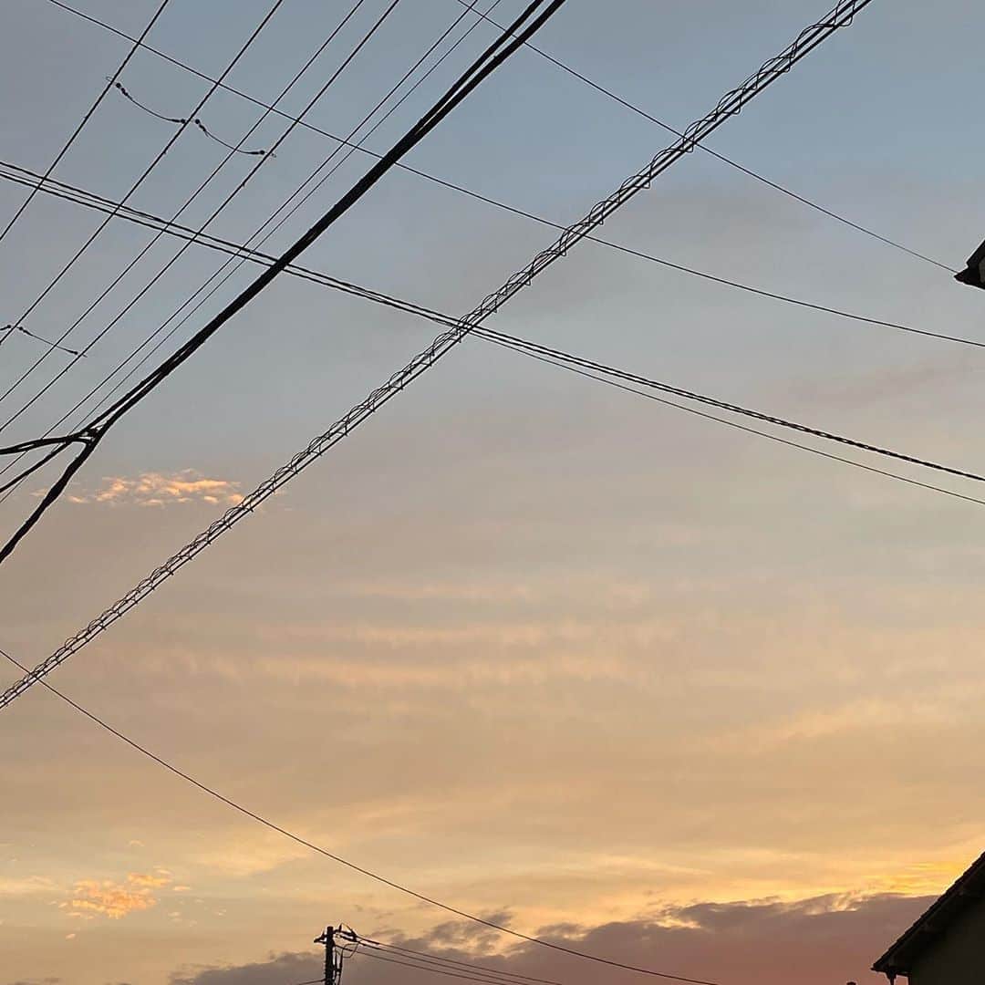 福地夏未のインスタグラム：「🌥 この日の空をストーリーとかで載せてる人多かったなー これからインスタで、 メイクだけじゃなくてお洋服や、私生活も 載せていこうとおもう！いいかな🙇‍♀️ _ #夕陽 #方針 #コーデ #decolog思い出す #ootd」