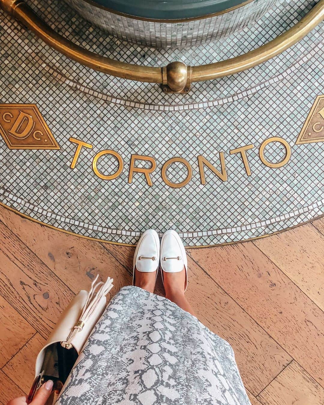 Stephanie Sterjovskiさんのインスタグラム写真 - (Stephanie SterjovskiInstagram)「This is my city 🤍 Toronto. I just want to take a pause and show appreciation to the frontline workers right here where I live and say thank you! The places we used to gather to cheer on our favourite sports teams, @ScotiabankArena and #BMOField, have now been transformed by MLSE into the city’s largest kitchens producing up to 13,000 meals a day for front line workers and shelters 👏💪 This is how we can bring Toronto back to its feet quicker - when we come together and help (if that’s by lending our support/services or just following rules in social distancing). I’m looking at you Toronto 👀 Let’s be champs in getting our city back on its feet just like we got that trophy last year 😉🏀🏆 Tag your thank you message with #BringTorontoBack! #sslovestoronto #lovemycity #thankyoufrontliners #MLSE_Partner」5月27日 2時32分 - stephsjolly