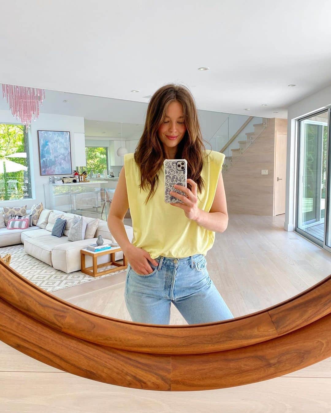 エミリー・DiDonatoのインスタグラム：「This shirt feels like summer ❤️ 100% of proceeds from this yellow shirt by @thefrankieshop will go to @americanredcross @camillecharriere 💛#letthesunchainin」