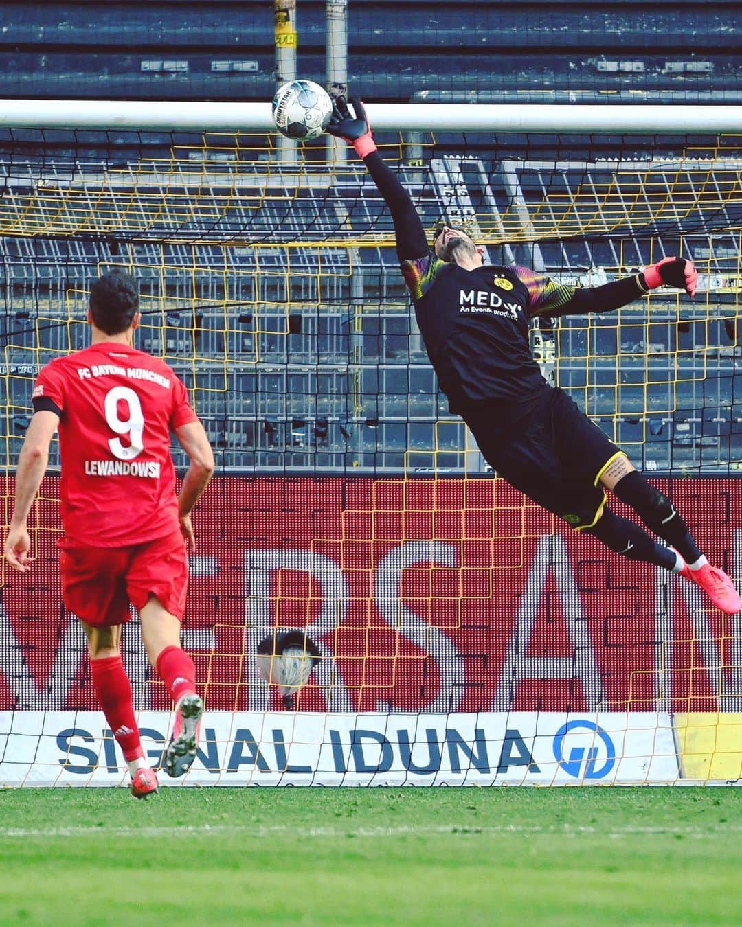 バイエルン・ミュンヘンさんのインスタグラム写真 - (バイエルン・ミュンヘンInstagram)「WHAT A GOAL BY @jok_32! 🙌 Out of this world! 👊 🔥 #BVBFCB #FCBayern #MiaSanMia」5月27日 2時40分 - fcbayern