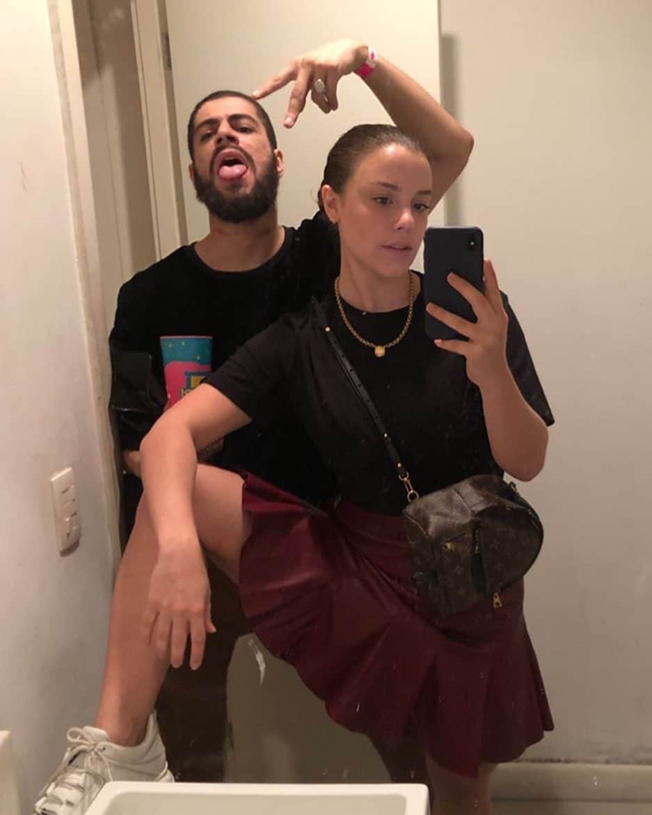 Alice Wegmannのインスタグラム：「hoje também é aniversário do pedro, que me chama de “meu girassol”, mas que também é um girassol na vida da gente. conheci o pedro na faculdade, recém chegado de petrópolis. era um menino cheio de sonhos, de boas ideias nos trabalhos em grupo, e uma companhia maravilhosa de cervejinha gelada às quintas feiras pós aula. ele se tornou um dos meus grandes amigos e sempre que a coisa aperta eu tenho a certeza absoluta de que ele vai estar aqui assim como estou pra ele. bebendo vinho em copo de plástico no supermercado pós festa junina ou fazendo selfie no camarim do É o Tchan. te amo pedra, da sua girassol 🌻」