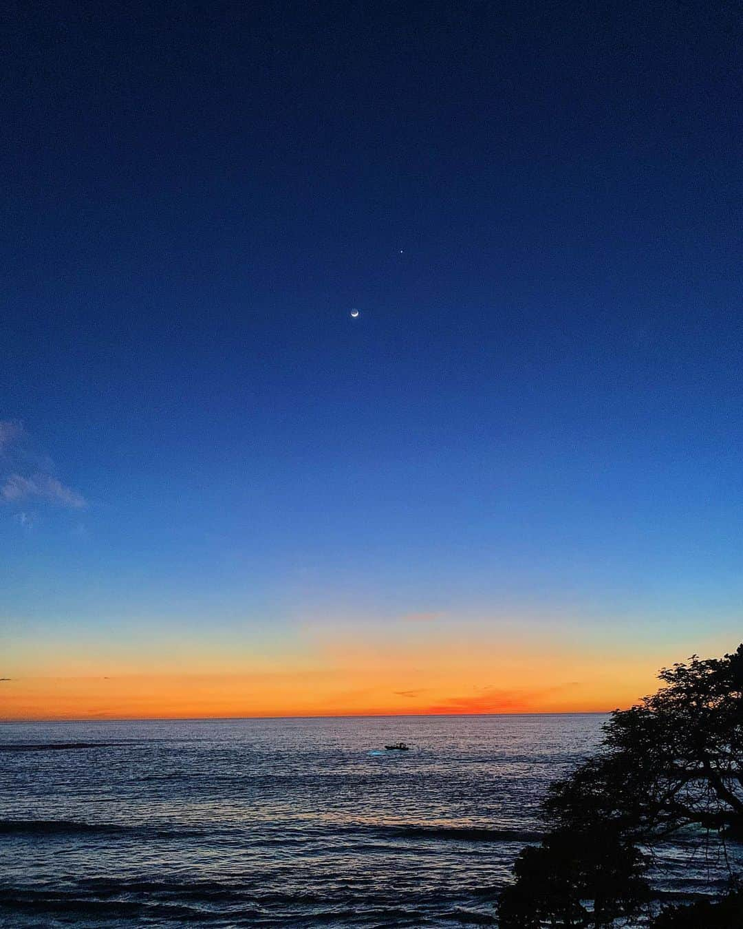 有末麻祐子さんのインスタグラム写真 - (有末麻祐子Instagram)「夜更かし投稿失礼します😃 ハワイ島で撮った綺麗な三日月と一番星🌙⭐️ え、携帯に映るの？凄い！と夢中で撮ったやつ。 三日月の周りにはまん丸の月の形？影も。この画像を見ると凄い浄化されてる気がする👀  私の頭の中って凄いポンコツの時と冴えてる時の差が激しいの笑 時間にかなり余裕があってデトックスされたのかな？ 頭に良いスペースが出来て 冴えてる時の閃きが一昨日開花🙋🏻‍♀️ "いきなりスイッチ"が入るの。 かなり突然でかなりわかりやすく。笑 私という人間がだいぶ【B型みずがめ座天王星人＋】って感じ。笑 基本的にはかなり直感型。 理屈が好きじゃない。 勘で生きてる派。 自分をずっと客観視しいて、自分だけじゃなくて他もだけど。 自分の斜め上にもう1人自分の目があって常に観察してる感じ。 だから、良いところも悪いところ←こっちのが目立つ笑 も常に俯瞰で見てる。 自分を観察してきた結果、私は直感で動いた方が上手くいくのでは？と思ってきて、今はそれを行動に導く訓練中。訓練中というか、自分で、自分のお尻を凄い叩いてる状態w 中々重い腰が上がらないタイプ。笑 だけど上がったら、ダッシュしてしまうタイプ。 違かったらすぐ辞めてしまうタイプ。笑 それでいい、それでいい。  ほら、こうやってとんでもない時間に更新してしまうw でも、この直感 今ここに記したかった！ ワクワク。 おやすみ🌙」5月27日 3時01分 - mayukoarisue