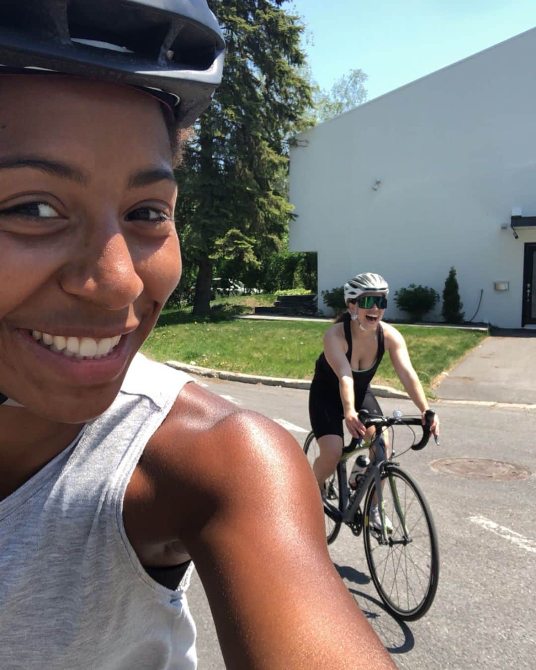 ジェニファー・アビルさんのインスタグラム写真 - (ジェニファー・アビルInstagram)「Petit tour de vélo avec ma belle amie ♥️ ✨ . . . #bicycle #friendship #goal」5月27日 2時56分 - jennabel91