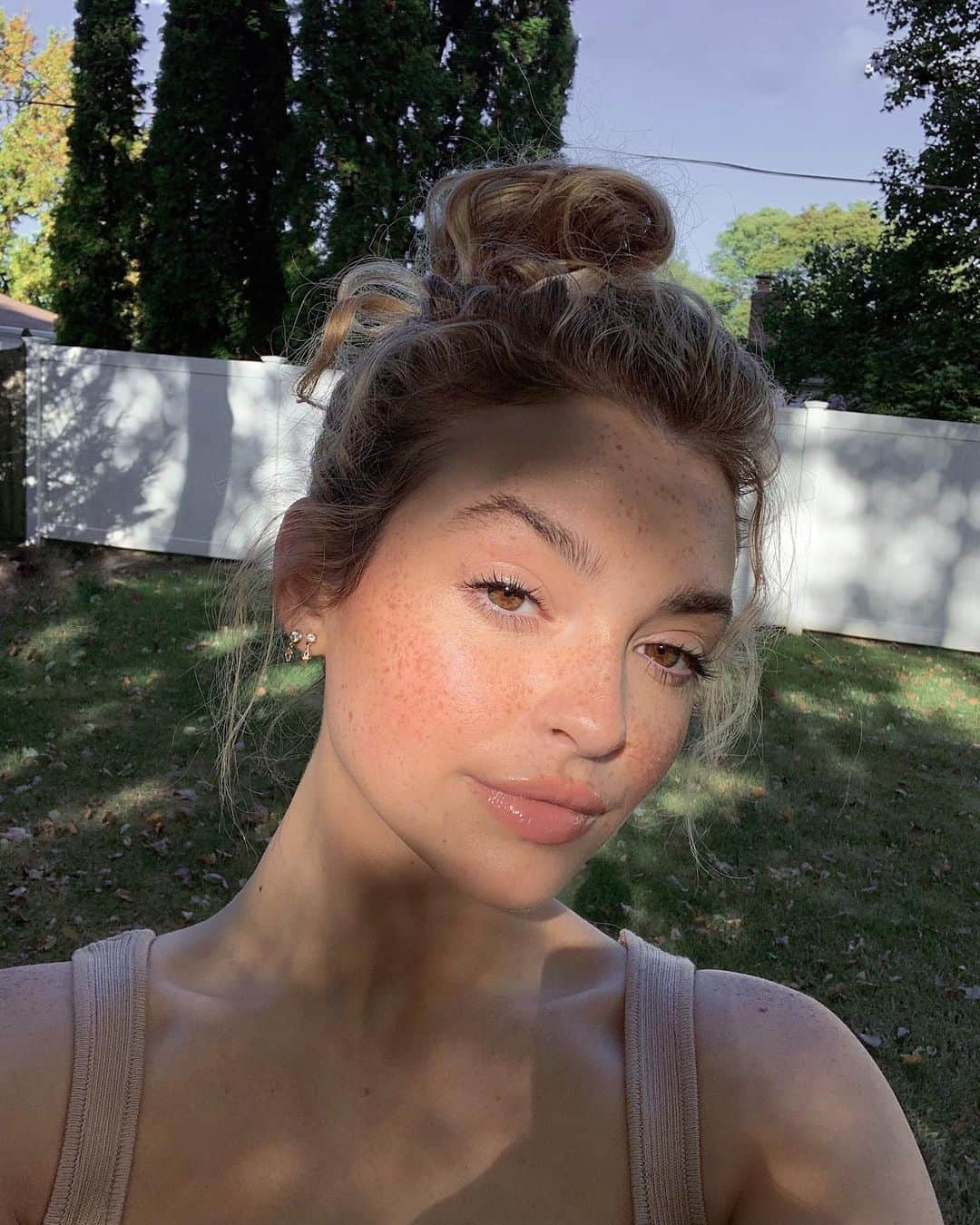 Kelsey Simoneのインスタグラム：「When am I not in the backyard.. 🌳」