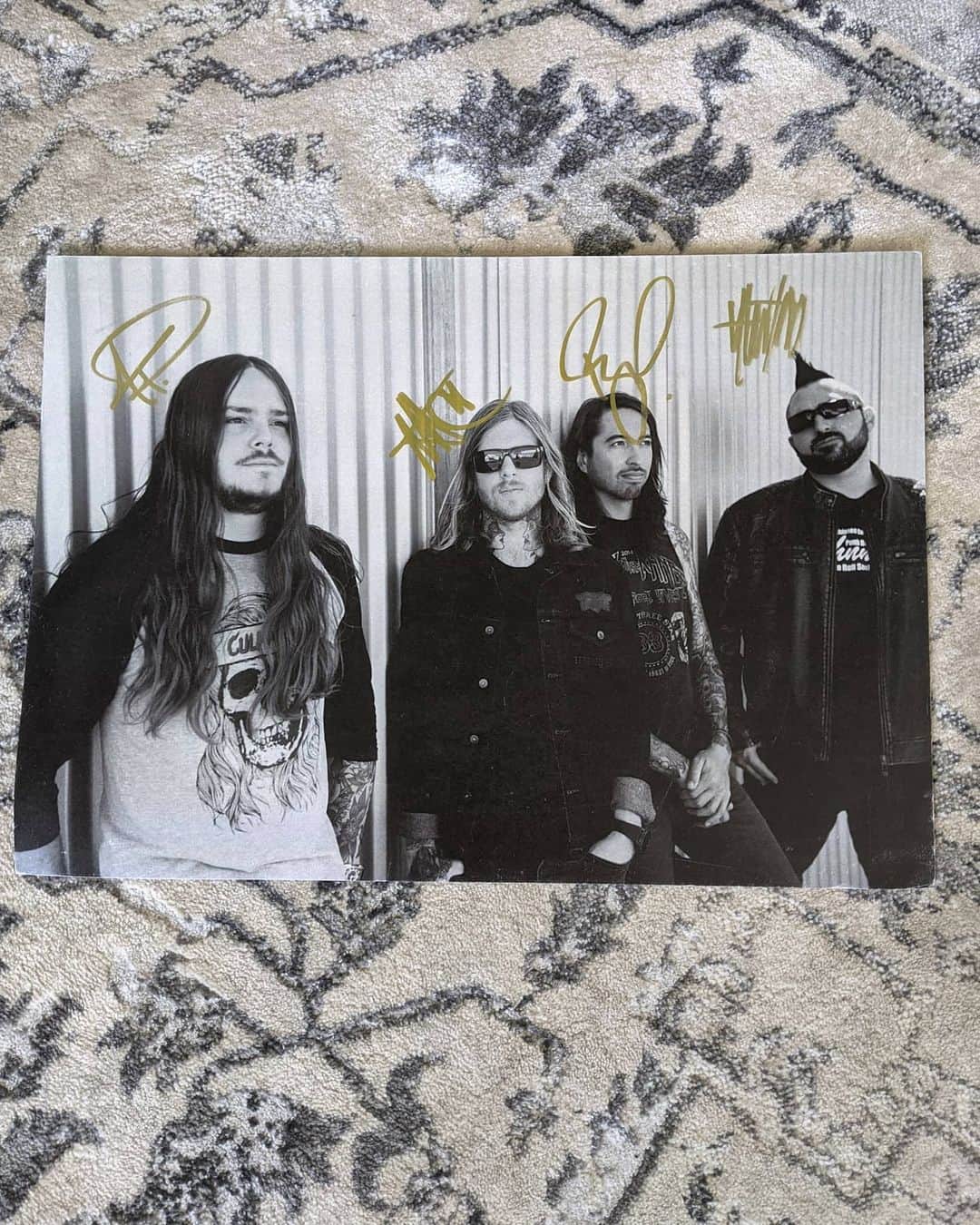 Of Mice & Menのインスタグラム：「‼️ GIVEAWAY ALERT ‼️ Win a hand-signed OM&M poster! Tune in to our official @twitch channel (twitch.tv/ofmice) today at 12pm PST to find out how to win!」