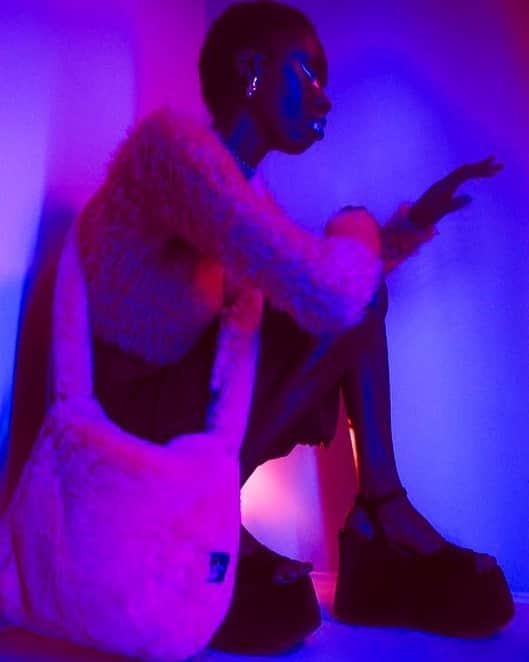 UNIFのインスタグラム：「᠃ ✼ ғaʏe ɞag + teԀԀʏ cardigan + һe× pʟatform ༄ ᠃ on @dosha.deng」