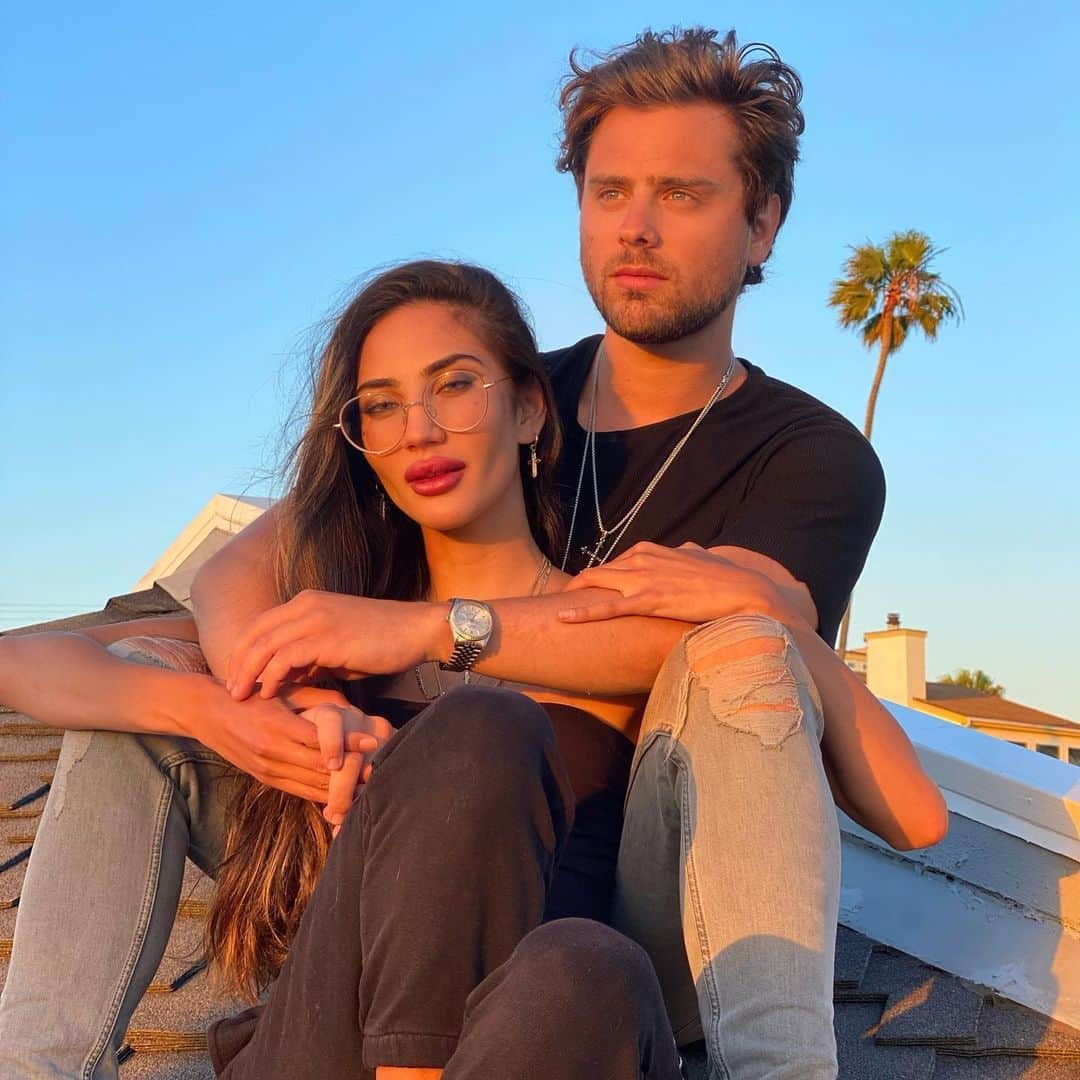 ギャレット・バックストロームのインスタグラム：「Catching a vibe on the roof with my dove 🕊」