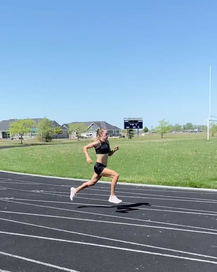 メリッサ・ビショップのインスタグラム：「Makin’ it work. This time of COVID is forcing us to have new routines, new normals and new workouts. And that looks different across our entire country, every province is different. We still can’t be in our training groups safely. Just doing what I can to stay fit. I’ll be ready when it’s time. ⠀⠀⠀⠀⠀⠀⠀⠀⠀⠀⠀⠀ #motherrunner #yabish #fitterfasterstronger」