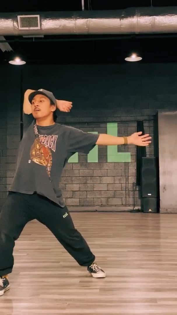 ショーン・エバリストのインスタグラム：「• • Taught this piece last week @movement.lifestyle for #mLatHOME. Sounds by @whoisumi 🦋 I felt the guitar and the beats accented her voice so well, I can close my eyes on this one and the music takes me somewhere. As always, hoping use my movement to weave in between the sounds and blend right along with it. Anyway, enjoy. • • Also Wifey and I will be teaching together this Friday:) Join us you feel like it💛✨」
