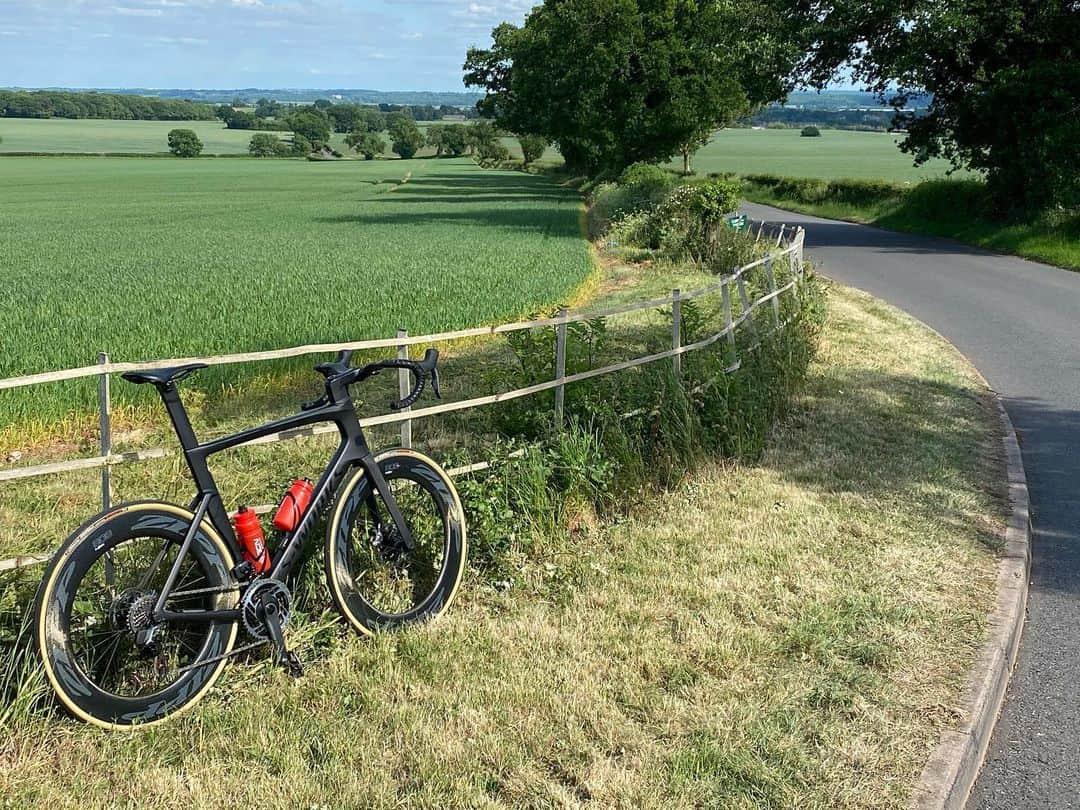 ベン・フォスターさんのインスタグラム写真 - (ベン・フォスターInstagram)「Lovely day for a bike ride😍, I know exactly what I’ll be spending a lot of time doing once I retire 🤣🤣🚲🚲😍😍🙌🙌🚵🏻‍♂️🚵🚵‍♀️🚴🏽‍♂️🚴🏻🚴‍♀️」5月27日 3時24分 - benfosters