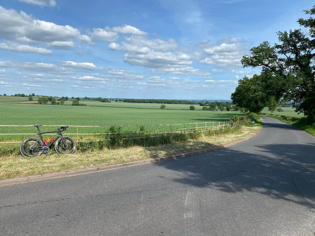 ベン・フォスターさんのインスタグラム写真 - (ベン・フォスターInstagram)「Lovely day for a bike ride😍, I know exactly what I’ll be spending a lot of time doing once I retire 🤣🤣🚲🚲😍😍🙌🙌🚵🏻‍♂️🚵🚵‍♀️🚴🏽‍♂️🚴🏻🚴‍♀️」5月27日 3時24分 - benfosters