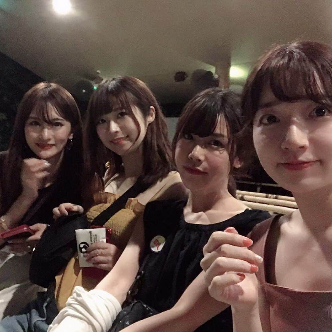 間宮みやさんのインスタグラム写真 - (間宮みやInstagram)「2019.08.29～09.01 きんのんゆきちとシンガポール🇸🇬 まずは1日目の写真を載せようかな🍒  マリーナベイサンズに2泊してガーデンズバイザベイやナイトサファリやユニバーサル・スタジオ・シンガポールやカジノへ行くという王道シンガポール女子旅でした🌼 もう最高に充実してて楽しかった🌈♡(語彙力)  きんちゃんみたいにおもしろいレポを書きたいと思ったんだけど記憶力と国語力が小学生レベルで止まっているので無理でした。きんちゃんのレポを読んでください😉😉(私は2日目がアップされる日を今か今かと待ち望んでいます)  行きの飛行機で 劇場版『名探偵コナン 紺青の拳』を観ていたので、マリーナベイサンズに着いてから、ここにキッド様がいたんです！！！このエレベーターで殺人が起きたんです！！！とテンションぶち上がって迷惑オタクしてた🆖 ホテルもプールも景色も何もかもそのまま再現されていて聖地巡礼好きの私もう大興奮でした。シンガポールに行かれる際はぜひ、事前に紺青の拳をご視聴ください☝️ ．  最後の写真はガーデンバイザベイの謎の中国人形と同じポーズで写真が撮りたい！ってきんちゃんかゆきちが言い出して、セルフタイマーセットしてがんばったやつ こんなん撮るのに貴重な旅行の時間を使ってしまってあほだけどすごい楽しかった🥺のんちゃんの足がどうなってるのか未だによくわからない👏 いい旅の記念になりました( ᷇࿀ ᷆ و)و  #ガーデンズ・バイ・ザ・ベイのきんちゃんこれこの旅のベストショットですめっちゃスタイル良くて可愛い #のんちゃんの透明感爆発しすぎて空に溶けそう #のんちゃんを好きにならない男性この世にいる？ #夜のインフィニティプールと夜景とゆきちの組み合わせかっこよすぎてこの後同じポーズで写真撮ってもらったけど全然同じにならなくて凹んだ #被写体力の差 #シンガポール旅行 #女子旅 #海外旅行 #マリーナベイサンズ  #ガーデンズバイザベイ」5月27日 3時29分 - mmy_myan