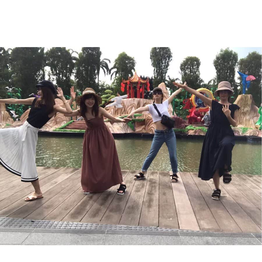 間宮みやさんのインスタグラム写真 - (間宮みやInstagram)「2019.08.29～09.01 きんのんゆきちとシンガポール🇸🇬 まずは1日目の写真を載せようかな🍒  マリーナベイサンズに2泊してガーデンズバイザベイやナイトサファリやユニバーサル・スタジオ・シンガポールやカジノへ行くという王道シンガポール女子旅でした🌼 もう最高に充実してて楽しかった🌈♡(語彙力)  きんちゃんみたいにおもしろいレポを書きたいと思ったんだけど記憶力と国語力が小学生レベルで止まっているので無理でした。きんちゃんのレポを読んでください😉😉(私は2日目がアップされる日を今か今かと待ち望んでいます)  行きの飛行機で 劇場版『名探偵コナン 紺青の拳』を観ていたので、マリーナベイサンズに着いてから、ここにキッド様がいたんです！！！このエレベーターで殺人が起きたんです！！！とテンションぶち上がって迷惑オタクしてた🆖 ホテルもプールも景色も何もかもそのまま再現されていて聖地巡礼好きの私もう大興奮でした。シンガポールに行かれる際はぜひ、事前に紺青の拳をご視聴ください☝️ ．  最後の写真はガーデンバイザベイの謎の中国人形と同じポーズで写真が撮りたい！ってきんちゃんかゆきちが言い出して、セルフタイマーセットしてがんばったやつ こんなん撮るのに貴重な旅行の時間を使ってしまってあほだけどすごい楽しかった🥺のんちゃんの足がどうなってるのか未だによくわからない👏 いい旅の記念になりました( ᷇࿀ ᷆ و)و  #ガーデンズ・バイ・ザ・ベイのきんちゃんこれこの旅のベストショットですめっちゃスタイル良くて可愛い #のんちゃんの透明感爆発しすぎて空に溶けそう #のんちゃんを好きにならない男性この世にいる？ #夜のインフィニティプールと夜景とゆきちの組み合わせかっこよすぎてこの後同じポーズで写真撮ってもらったけど全然同じにならなくて凹んだ #被写体力の差 #シンガポール旅行 #女子旅 #海外旅行 #マリーナベイサンズ  #ガーデンズバイザベイ」5月27日 3時29分 - mmy_myan