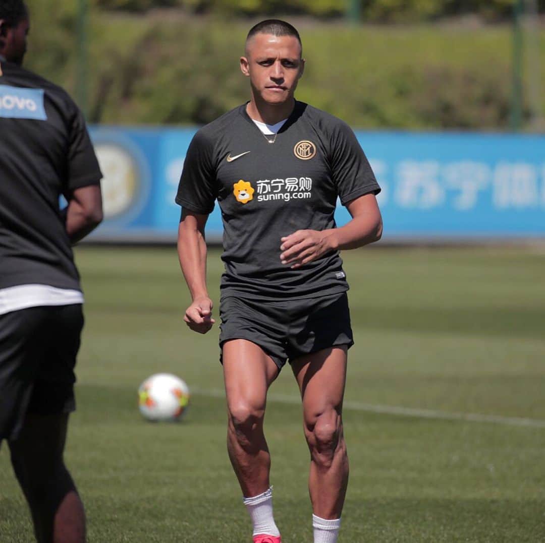 アレクシス・サンチェスのインスタグラム：「@inter ⚽️」