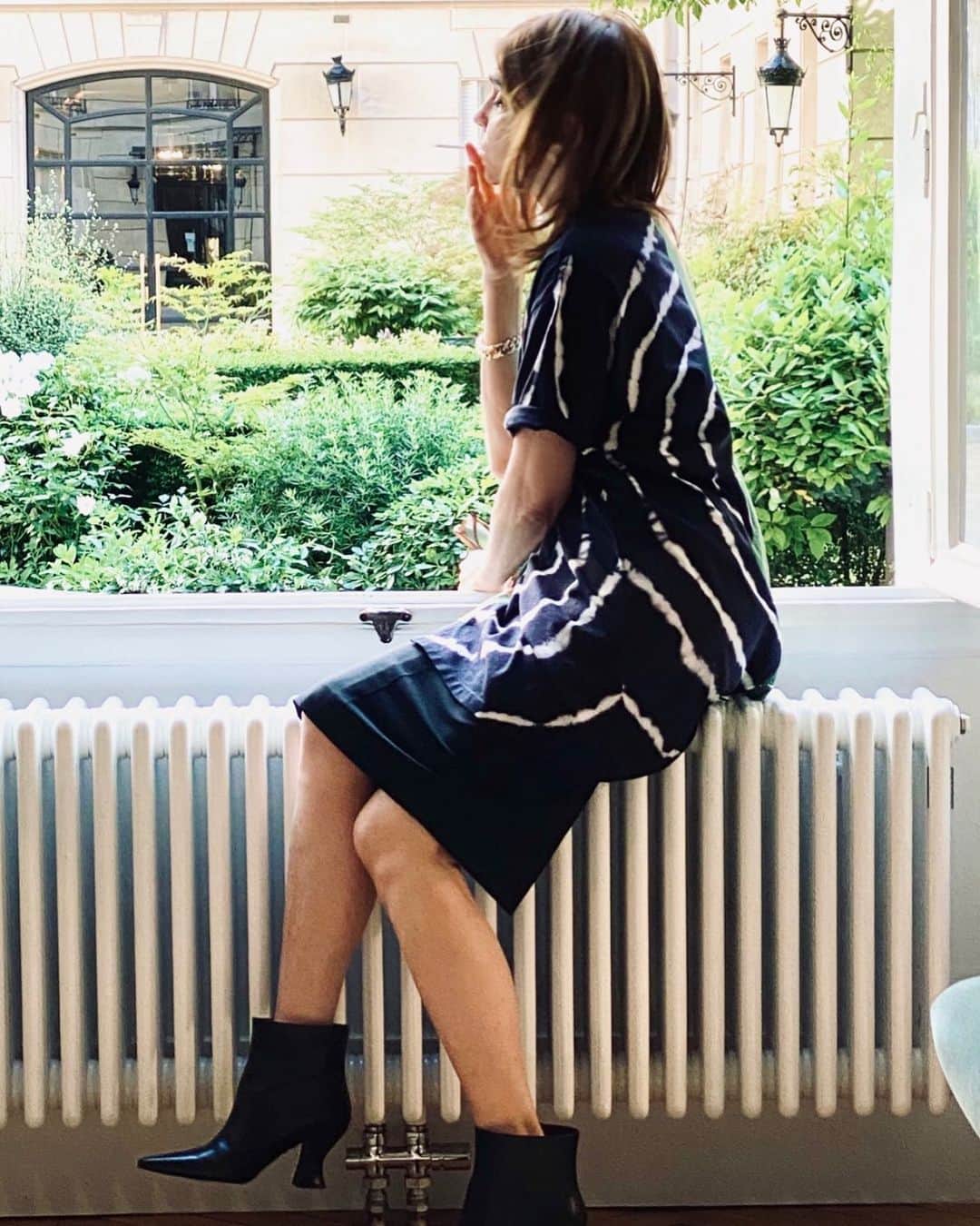 カリーヌ・ロワトフェルドのインスタグラム：「Summer vibes, office time😎」