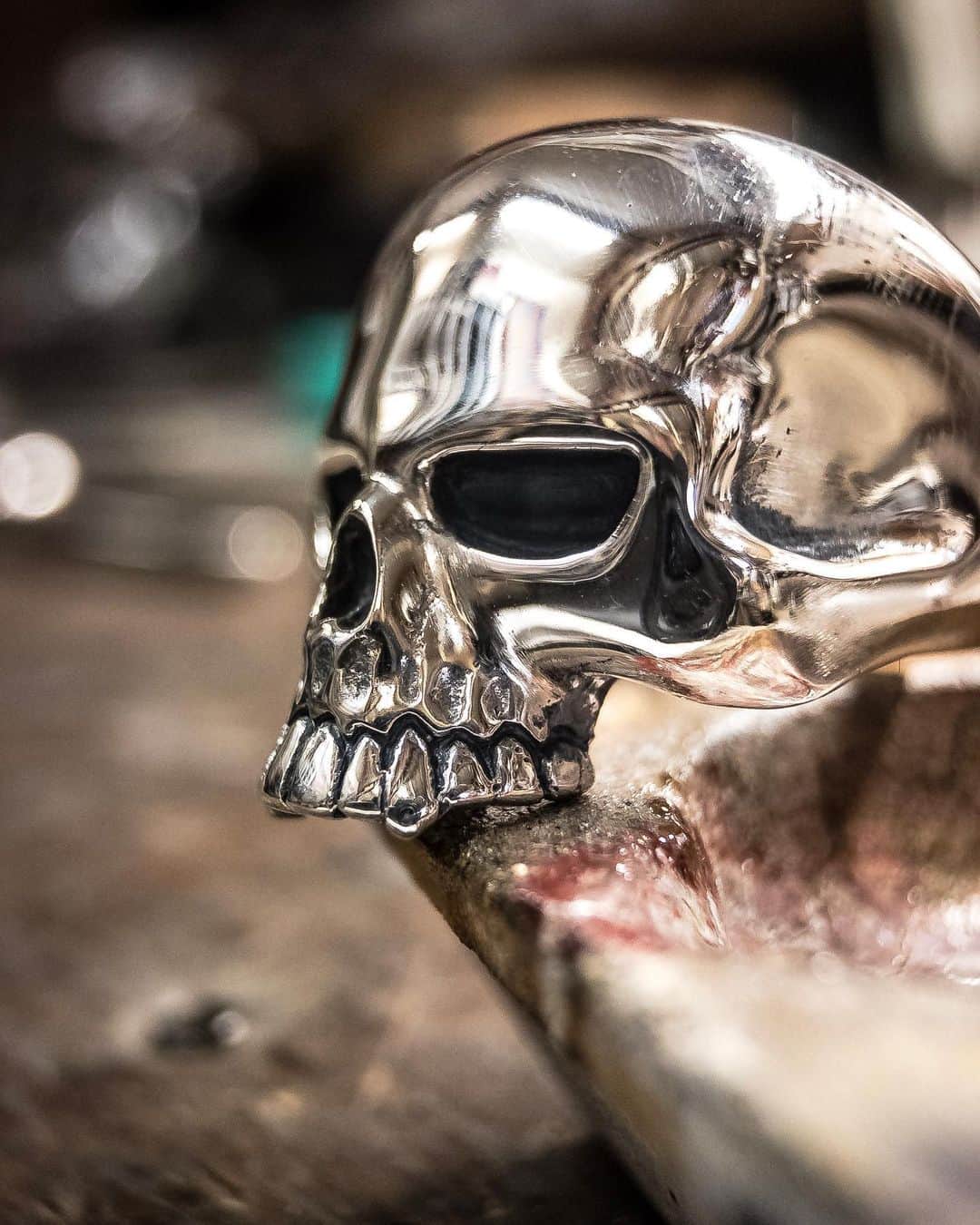 クレイジーピッグさんのインスタグラム写真 - (クレイジーピッグInstagram)「The Large Evil Skull Ring will always be a Crazy Pig classic - hand carved by Armand Serra only! 👏 #skull #ring #classic #rocknoll #gothic #gothicjewellery #heavymetal #silver #skulllife #skullfashion」5月27日 3時43分 - crazypigdesignslondon