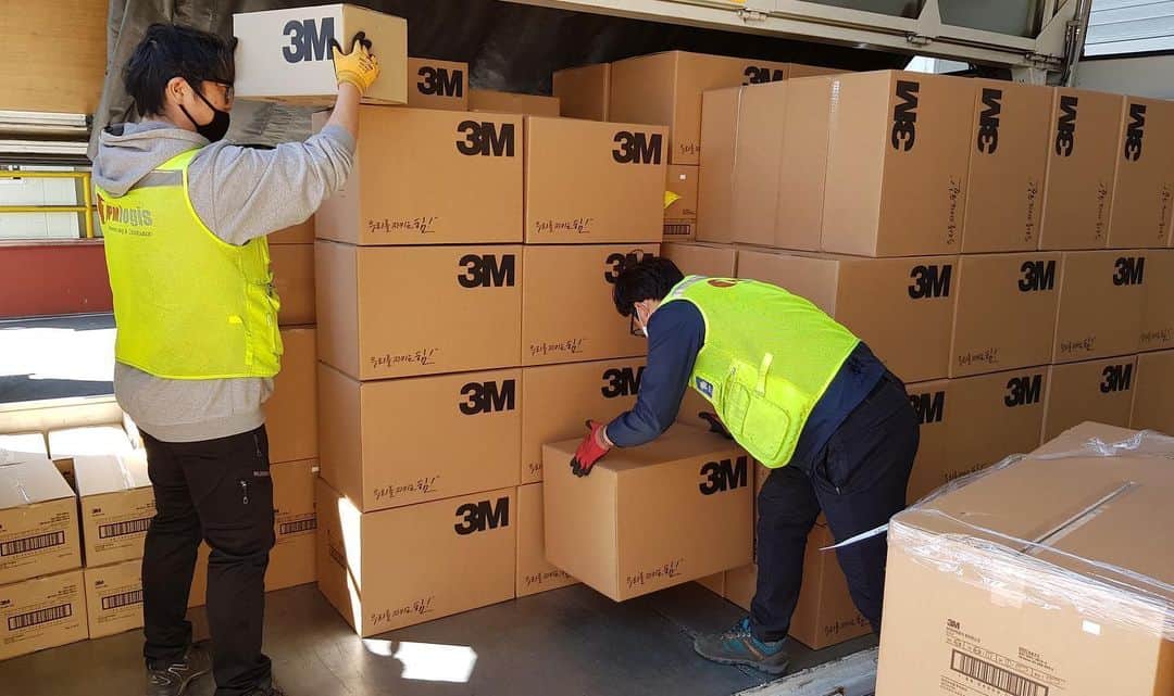 3M（スリーエム）さんのインスタグラム写真 - (3M（スリーエム）Instagram)「Around the globe, 3Mers are committed to getting personal protective equipment to healthcare workers. Pictured here are some of our facilities in the U.S. and globally as they continue to work around the clock to get #PPE to where it's needed most. #COVID19」5月27日 3時43分 - 3m