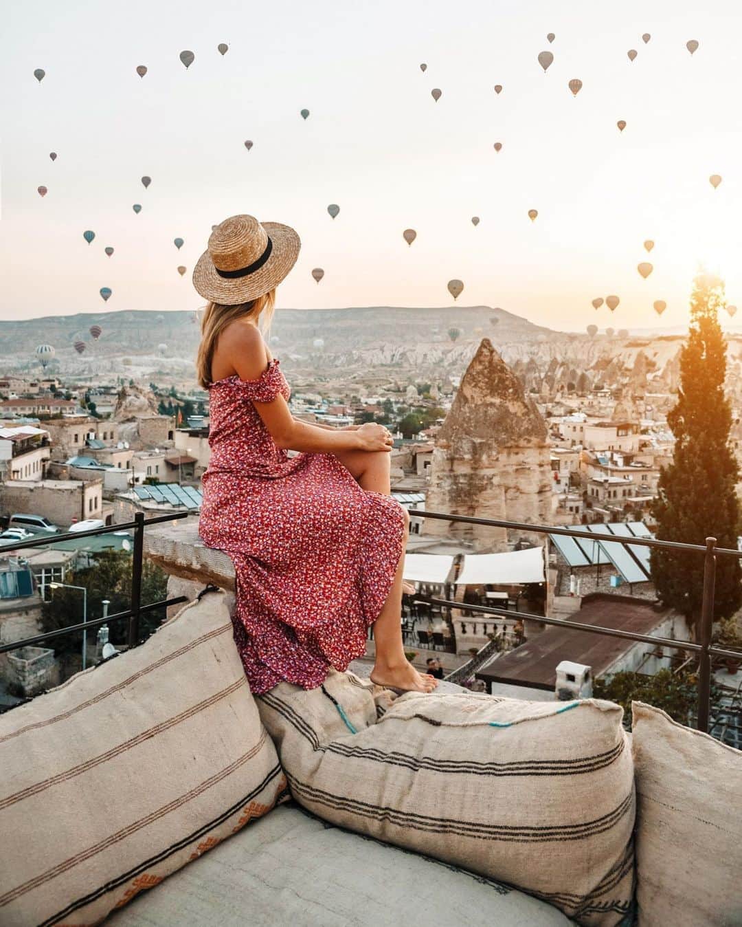Izkizのインスタグラム：「Mornings under a sky full of balloons 🎈 Edited with @DeluxeFX app」