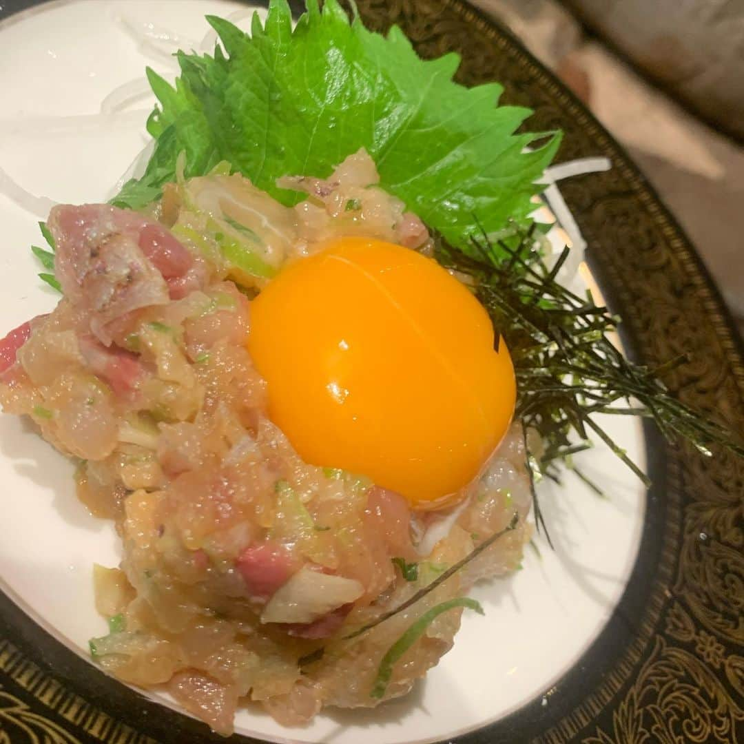 とろ函 膳所店さんのインスタグラム写真 - (とろ函 膳所店Instagram)「海鮮なめろうです😊味付けは味噌と生姜とネギと大葉を叩いただけでシンプルですが、酒のあてには絶品です！😜 月見仕立てで、味に飽きたら卵を潰して味変も楽しめます❣️❣️ #とろ函#膳所#居酒屋料理#お酒#酒の肴#北海道料理#海鮮料理#函館#おつまみ#ビールに合う#日本酒に合う#ハイボールに合う#滋賀#蟹 #帆立 #イクラ #ウニ #特大ホッケ」5月27日 3時51分 - torobako_zeze