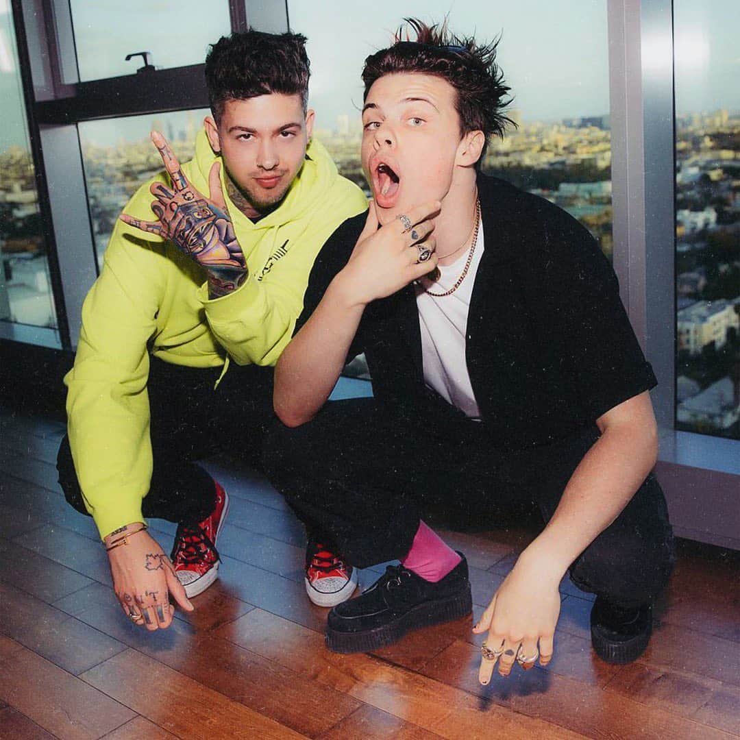 T・ミルズのインスタグラム：「holy shit! my new @beatsbydre show “BEATS LIVE w/ Travis Mills” kicks off today @ 5pm PST right here on ig live. I got my bb @yungblud joining me as my first guest. SEE YOU THERE!  Who else do you wanna see on the show?」