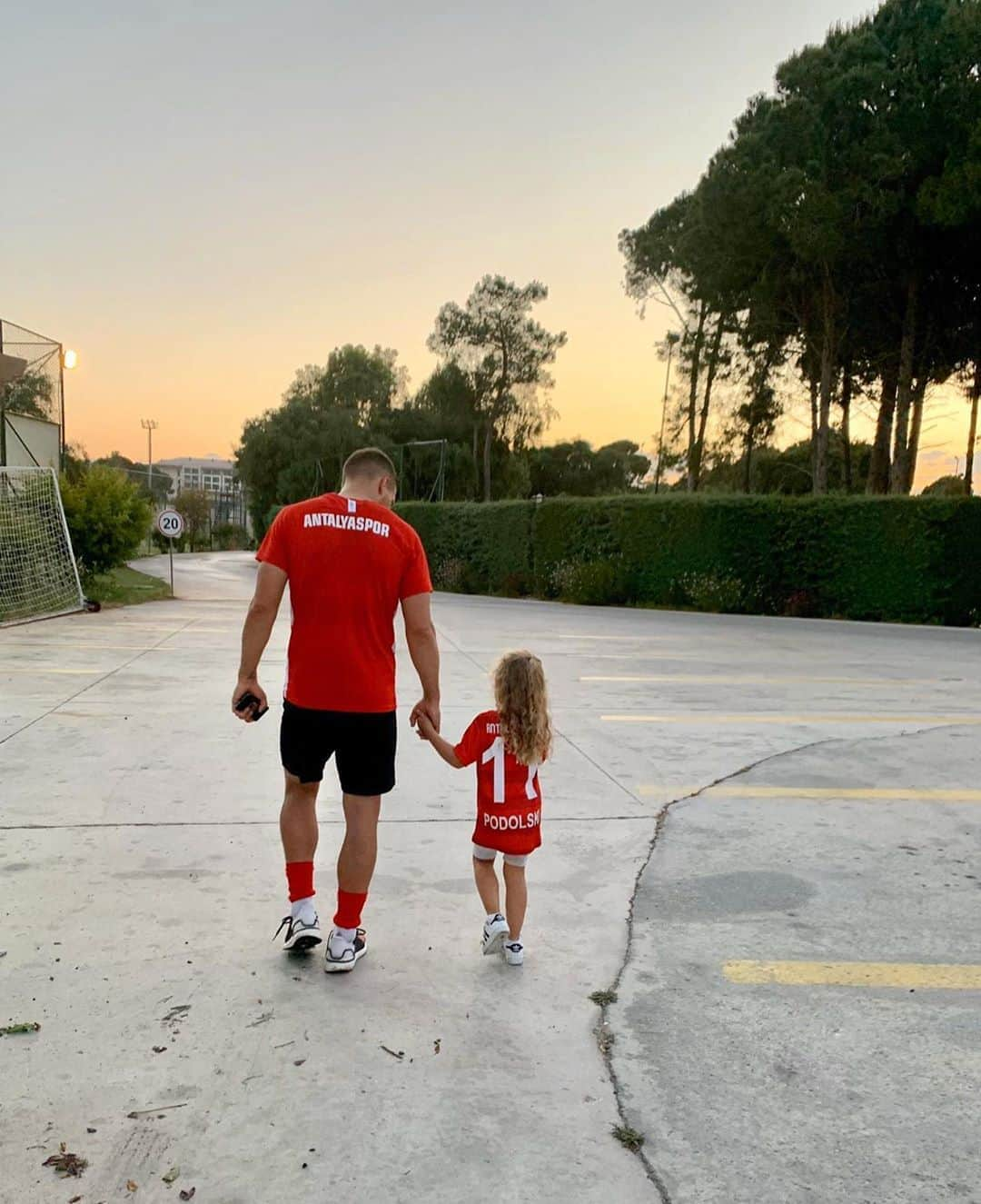 ルーカス・ポドルスキさんのインスタグラム写真 - (ルーカス・ポドルスキInstagram)「Important visitor during practice 👨‍👧⚽️ #daddysgirl #princess #podolski」5月27日 3時59分 - lukaspodolski