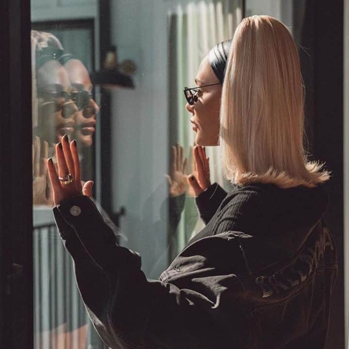 GILTのインスタグラム：「Waiting on a package you ordered 7 minutes ago.」