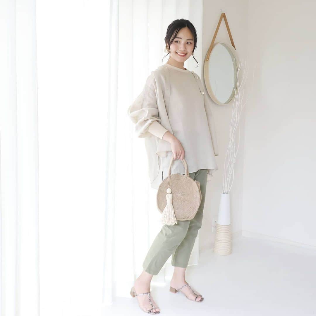 Eri Satoのインスタグラム：「oyster×olive greenコーデ · tops: @blancbasque shoes: @outletshoes_official pierce: @queen.lupis (v0798) · ぽわん袖のゆるシルエットがたまらない✨ 麻素材なので涼しいよ🤗 · ブランバスクの 👉ラミーカルゼフレンチ袖プルオーバー【BB02-122】 👉ラミーカルゼノーカラーシャツ【BB02-123】 セットにして着てます💛 · @blancbasque のトップのURLから買えるのでぜひチェックしてね！新作もアップしてますー🎶 · あーそろそろお友達に会いたいわ😂💓💞 · #blancbasque #ブランバスク#高身長コーデ#ママコーデ#カジュアルコーデ #春コーデ#fashion#ootd#outfit#code#coordinate#style#ファッション#コーディネート#コーデ#プチプラ#プチプラコーデ#シンプルコーデ#mamagirl#locari#partegram#カジュアル#お洒落さんと繋がりたい」