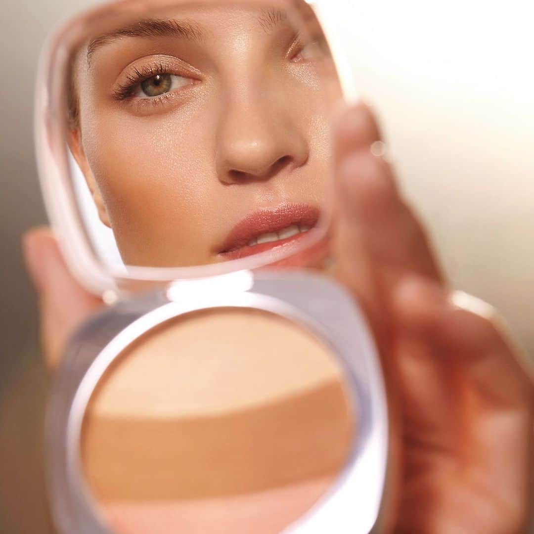 ドゥラメールのインスタグラム：「May you always reflect radiance. Glow from home with The Bronzing Powder, a new and limited-edition glow-infusing palette for highlighting and contouring.」