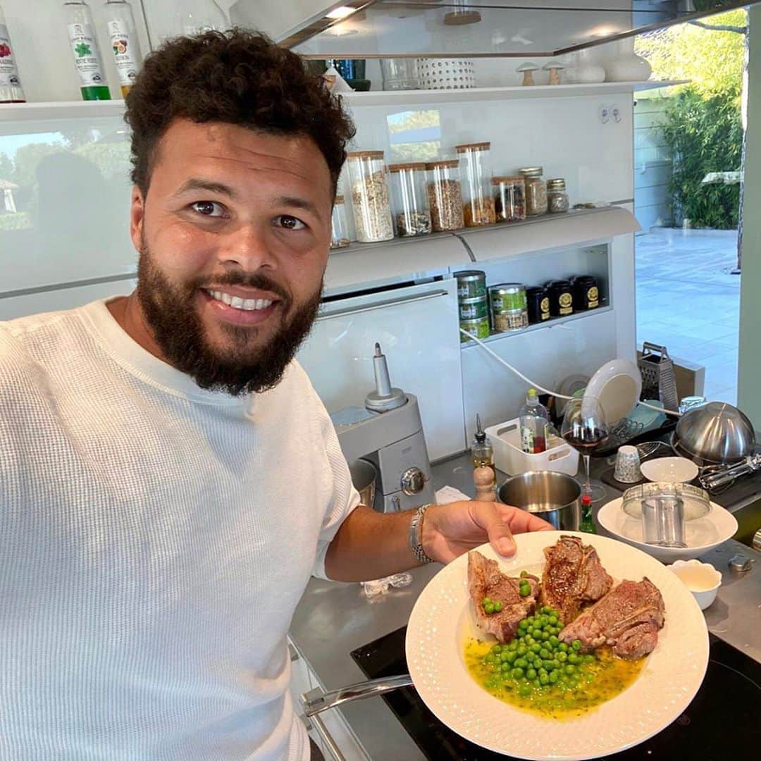 ジョー＝ウィルフリード・ツォンガのインスタグラム：「Côtelettes d'agneau chimichurri et petits pois 🇦🇷 Merci @m6officiel et @cyril_lignac pour ce très bon moment 👨🏽‍🍳 #tsongateam #tousencuisine #food #argentina」