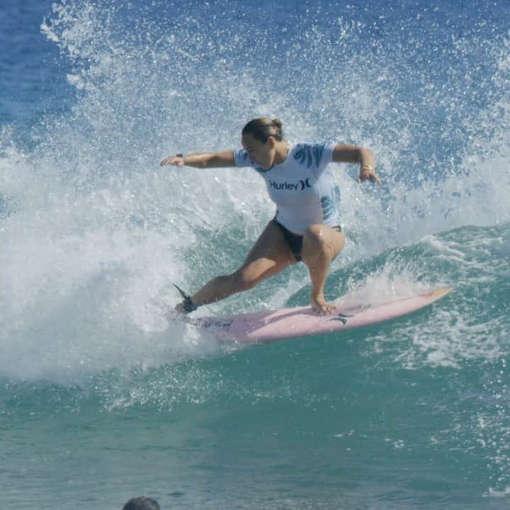 カリッサ・ムーアのインスタグラム：「A little dance on my MR @mayhemsurfboards_mattbiolos 💃 video: @swellpatrol Rick Memsic ☺️」
