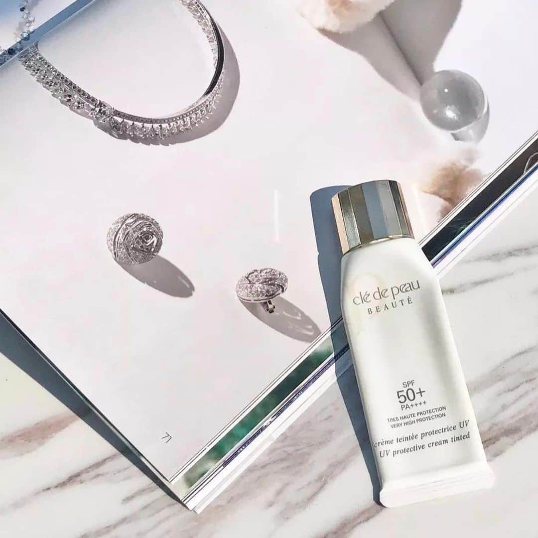 Clé de Peau Beauté Officialさんのインスタグラム写真 - (Clé de Peau Beauté OfficialInstagram)「Keep #skin smooth, protected, and moisturized with the #UVProtectiveCreamTinted. The subtly tinted #sun protection #cream offers high-coverage corrective finish and helps to perfect the look of #skin and inspire a natural #glow.」5月27日 4時35分 - cledepeaubeaute